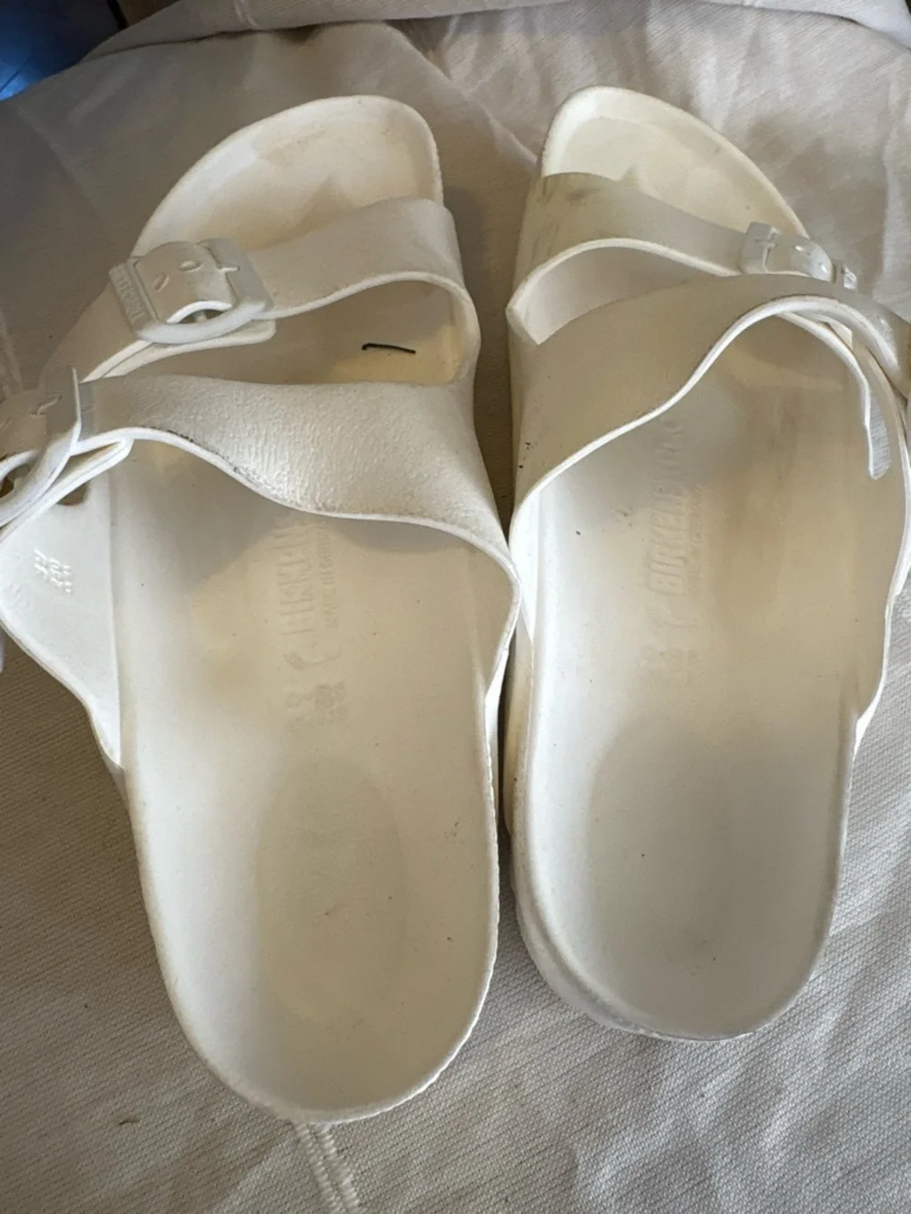 Birkenstock Women’s white Arizona Essentials EVA plastic sandal. Size 39‎